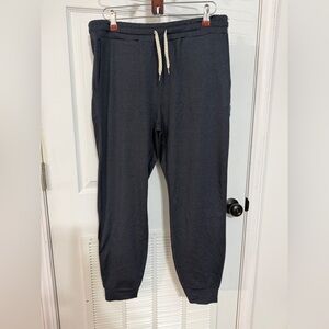 Vuori deep navy performance Drawstring Joggers - large NWOT never worn